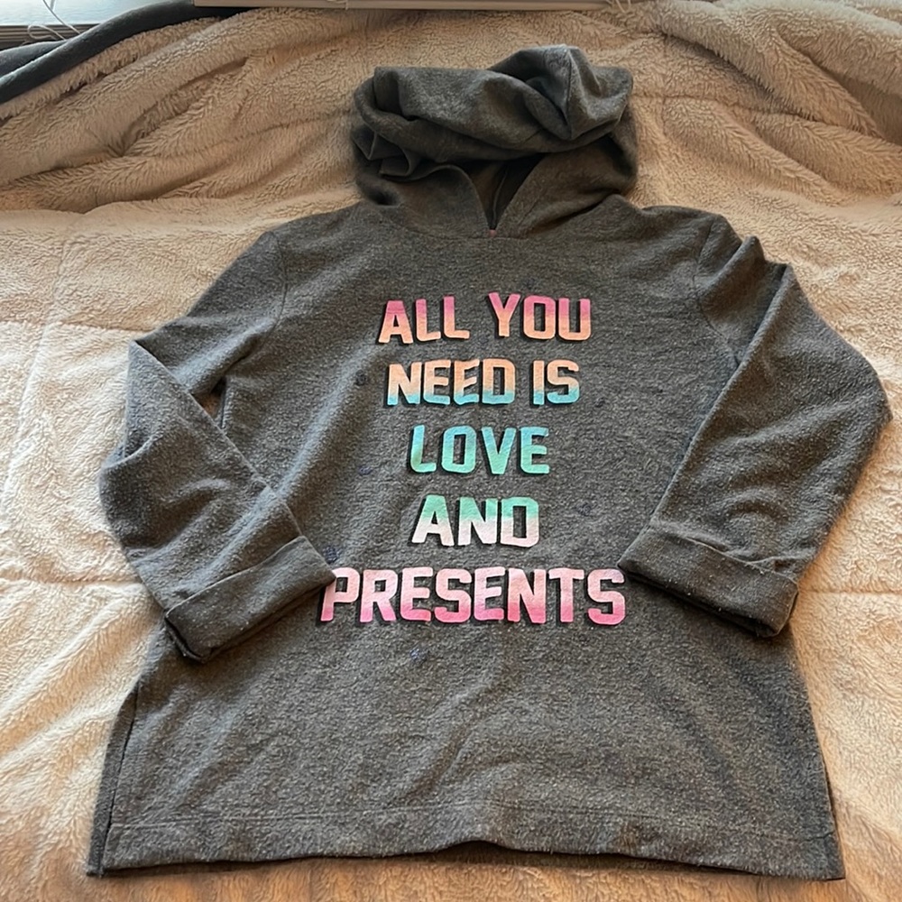 Preloved Girls Hoodie ~ ❤️Love And Presents🎁